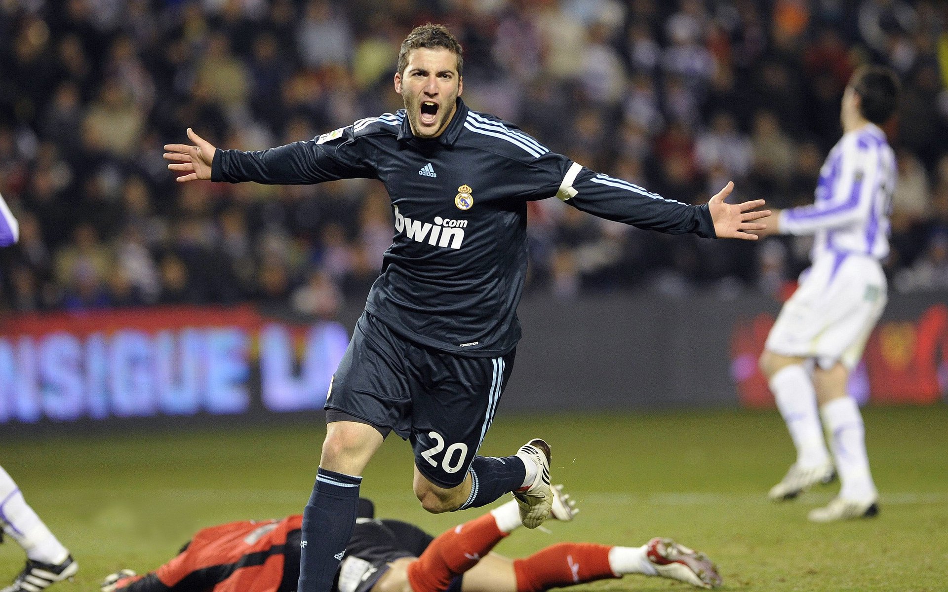 德国队观众热烈欢呼！姆巴佩迎来十赛季出色发挥气势如虹延续